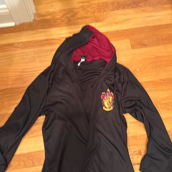 Harry Potter Gryffindor long robe with long sleeves.Black with red hooded inside - Picture 1 of 4